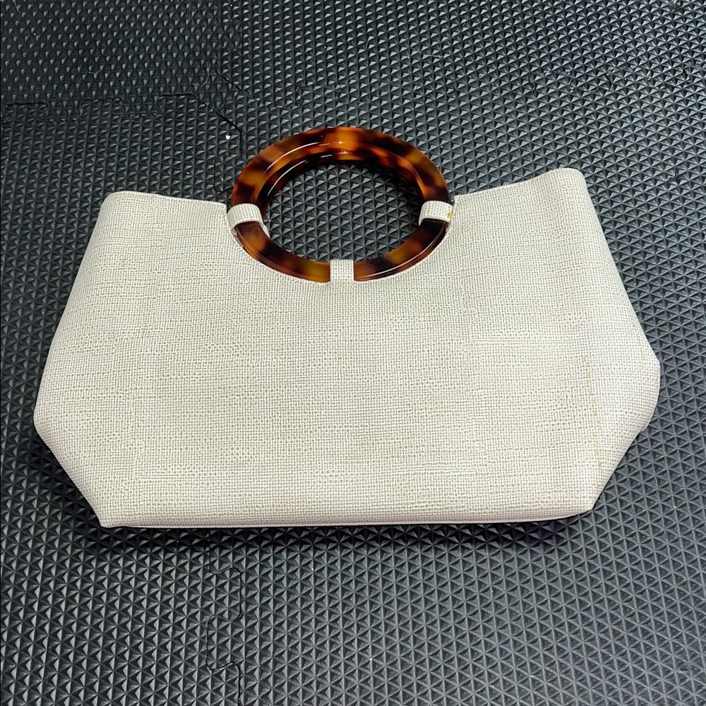 Elegant Cream Handbag with Tortoise Shell Handle